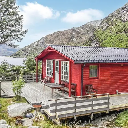 3 Bedroom Beautiful Home In Måløy Maloy