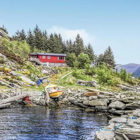 3 Bedroom Beautiful Home In Måløy *