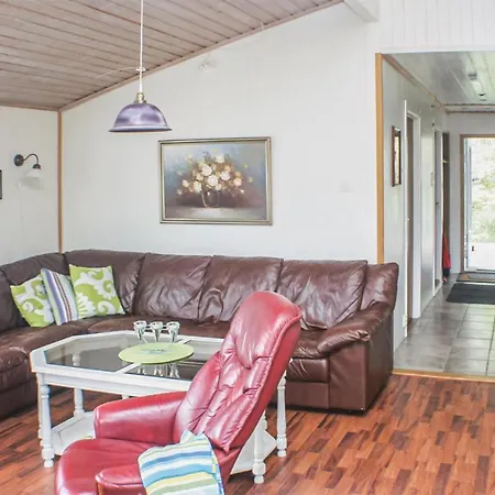 3 Bedroom Beautiful Home In Måløy * Maloy