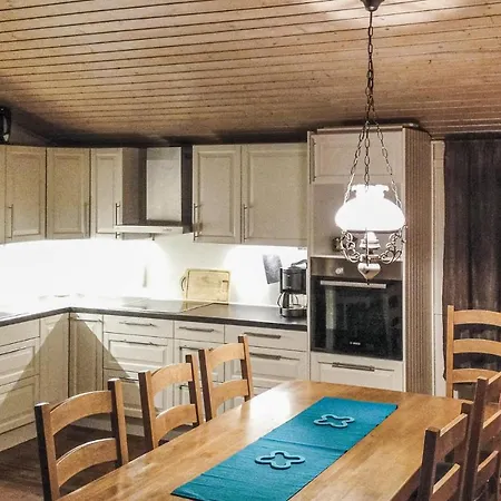 3 Bedroom Beautiful Home In Måløy *